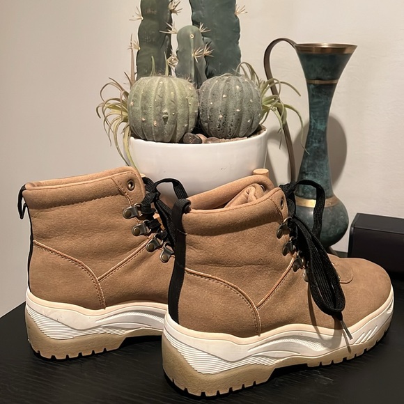 SPORTY BOOTS! - Picture 3 of 3